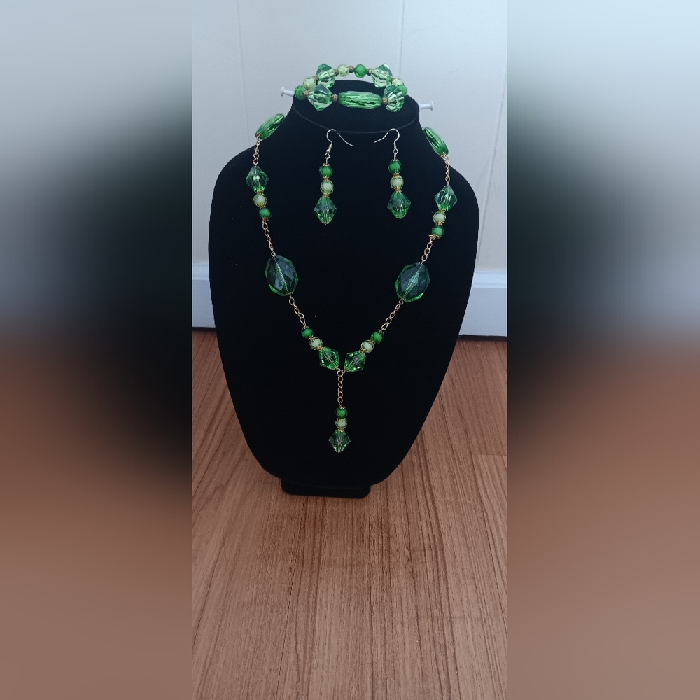 Necklace, bracelet and earring set, Gren and gold, crystal, fine jewelry, adju